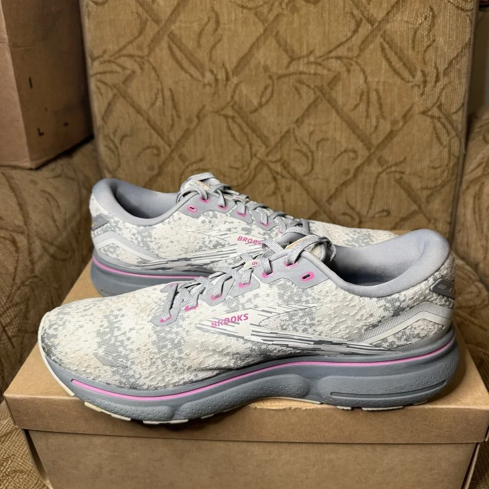 Brooks Ghost 15 Mens Size 11D Gray White Athletic Running Walking Shoes Sneakers